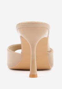 Renee - Ciemnobeżowe Klapki Peep Toe na Szpilce ze Szpiczastym Noskiem Arinatia. Okazja: na co dzień, na imprezę. Nosek buta: otwarty. Kolor: beżowy. Sezon: lato. Obcas: na szpilce. Styl: casual, elegancki. Wysokość obcasa: średni #8