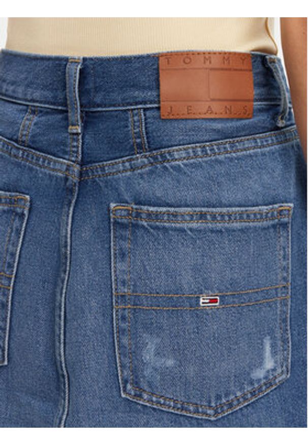 Tommy Jeans Spódnica jeansowa DW0DW20135 Niebieski Mom Fit. Kolor: niebieski. Materiał: bawełna