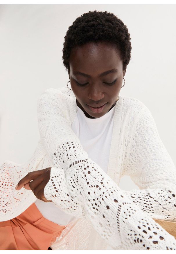 bonprix - Sweter bez zapięcia ażurowy. Kolor: biały. Wzór: ażurowy