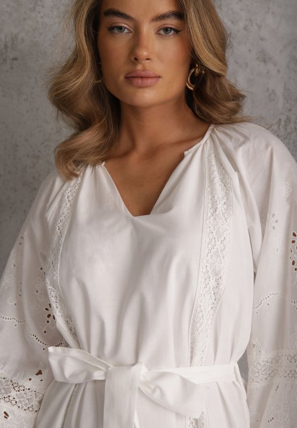 Renee - Biała Boho Sukienka z Bawełny z Haftem Wiązaniem i Ażurowymi Detalami Adrirena. Okazja: na co dzień. Kolor: biały. Materiał: bawełna. Długość rękawa: długi rękaw. Wzór: ażurowy, haft. Typ sukienki: proste. Styl: boho
