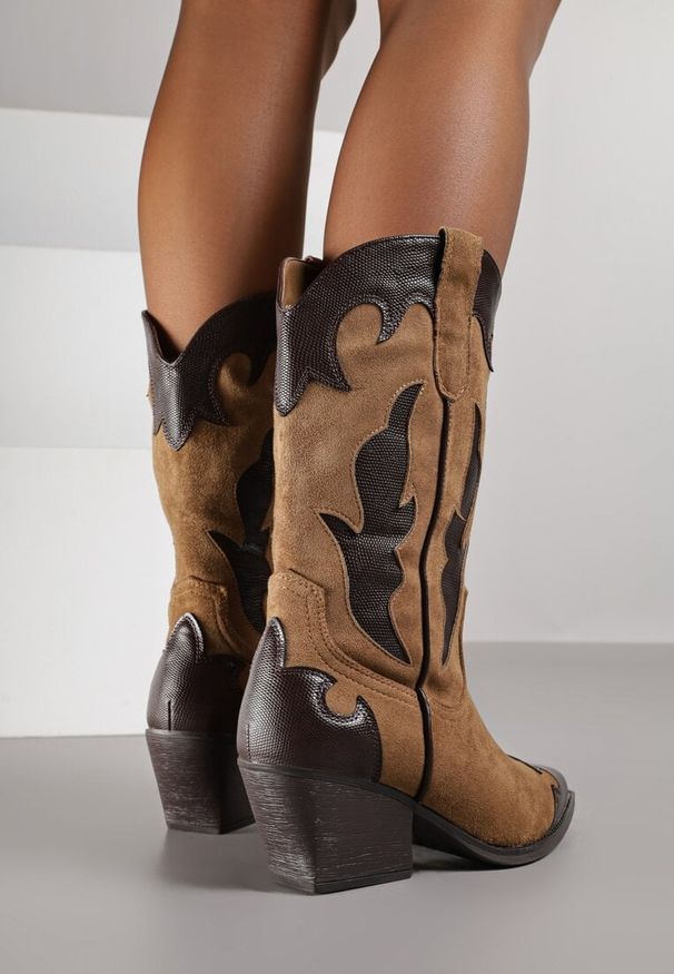 Born2be - Brązowe Kozaki Typu Kowbojki na Stożkowym Obcasie Ozdobione Tłoczeniem Astille. Okazja: na co dzień. Kolor: brązowy. Materiał: jeans. Wzór: aplikacja. Obcas: na obcasie. Styl: casual, elegancki. Wysokość obcasa: średni