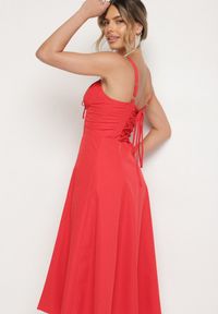 Born2be - Czerwona Rozkloszowana Gorsetowa Sukienka Vices Ozdobiona Wiązaniem Ralethea. Typ kołnierza: dekolt gorset. Kolor: czerwony. Długość rękawa: na ramiączkach. Wzór: aplikacja. Typ sukienki: gorsetowe. Styl: elegancki #6