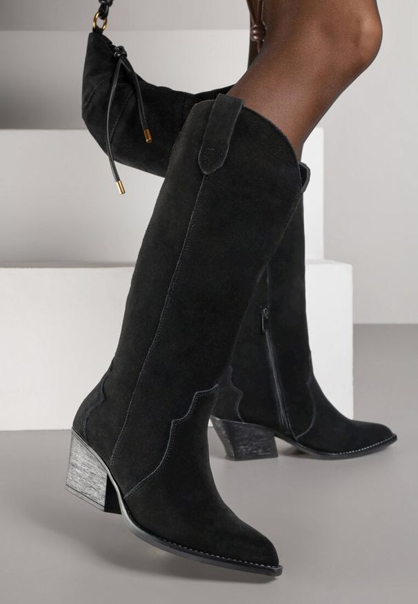 Renee - Czarne Kozaki Typu Kowbojki na Stożku z Naturalnego Zamszu Adeora. Okazja: na co dzień. Zapięcie: sprzączka. Kolor: czarny. Materiał: zamsz. Obcas: na stożku. Styl: casual, elegancki