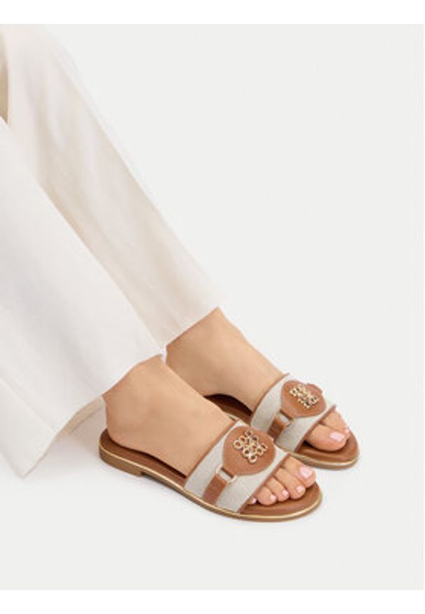 Nine West Klapki CEO-6165-32 Brązowy. Kolor: brązowy. Materiał: materiał
