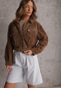 Renee - Brązowa Kurtka Utility Cropped z Imitacji Zamszu z Suwakami i Paskiem w Talii Gleania. Kolor: brązowy. Materiał: zamsz. Wzór: aplikacja. Styl: rockowy #6