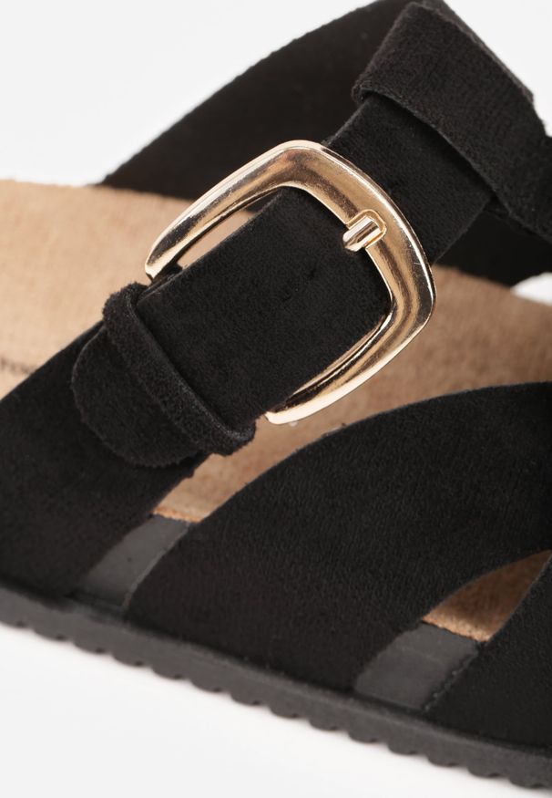 Renee - Czarne Klapki Mule na Podeszwie z Imitacji Korka Zdobione Wycięciami i Klamrą Deolure. Okazja: na co dzień, na randkę. Kolor: czarny. Materiał: jeans, zamsz. Wzór: aplikacja. Sezon: lato. Styl: boho, wakacyjny, casual