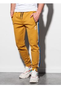 Ombre Clothing - Spodnie męskie dresowe joggery P854 - musztardowe - XXL. Kolor: żółty. Materiał: dresówka. Wzór: kolorowy, haft. Styl: retro #1