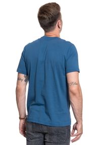 Mustang - MUSTANG TSHIRT Alex C LOGO Tee ENSIGN BLUE 1009738 5229. Okazja: na imprezę, na co dzień. Materiał: jeans, tkanina, materiał, bawełna. Długość rękawa: krótki rękaw. Długość: krótkie. Wzór: nadruk. Styl: klasyczny, casual