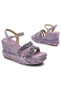 Fioletowe Sandały Alma En Pena Stylowe Buty Na Koturnie. Okazja: na co dzień, na spacer. Zapięcie: sprzączka, pasek. Kolor: fioletowy. Szerokość cholewki: normalna. Wzór: aplikacja. Materiał: skóra, koronka, zamsz. Sezon: lato. Obcas: na koturnie. Styl: elegancki. Wysokość obcasa: średni #3