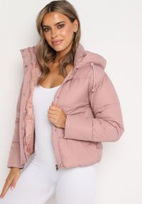 Born2be - Różowa Pikowana Kurtka Puffer z Kapturem Miviera. Okazja: na spotkanie biznesowe, na co dzień, na spacer, do pracy. Typ kołnierza: kaptur. Kolor: różowy. Materiał: dzianina, jeans. Sezon: zima. Styl: biznesowy, casual, elegancki #7