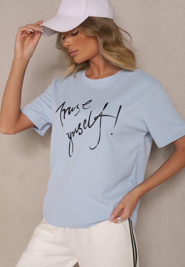 Renee - Jasnoniebieski T-shirt Zdobiony Napisem z Brokatem Tezilea. Okazja: na spacer. Kolor: niebieski. Materiał: jeans. Wzór: napisy, aplikacja