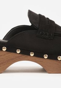 Born2be - Czarne Klapki Drewniaki w Stylu Mokasynów z Nitami Hanaria. Okazja: na co dzień. Kolor: czarny. Materiał: jeans, koronka. Wzór: aplikacja. Styl: casual, elegancki #4