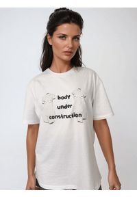 BESHAPED - Biały T-shirt Damski - Body Under Construction BeShaped. Kolor: biały. Materiał: bawełna