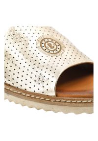 Złote Sandały Artiker Stylowe Obuwie Damskie. Okazja: na co dzień. Nosek buta: okrągły. Kolor: złoty. Materiał: skóra. Sezon: lato. Styl: elegancki #3