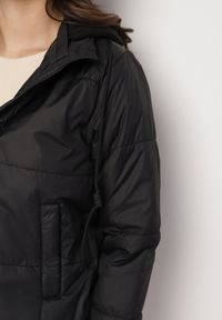 Born2be - Czarna Kurtka Pikowana z Materiałowym Kapturem Odpinanym Jasilea. Okazja: na co dzień. Kolor: czarny. Materiał: materiał. Styl: casual #6
