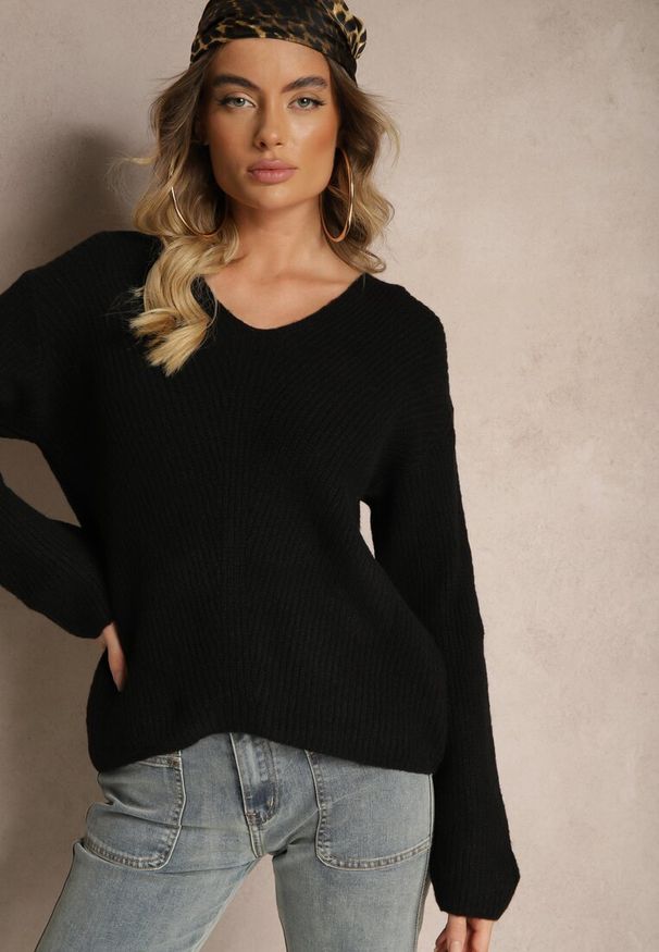 Renee - Czarny Sweter w Klasycznym Stylu z Trójkątnym Dekoltem Omelisa. Okazja: na co dzień, do pracy. Kolor: czarny. Materiał: jeans. Styl: klasyczny