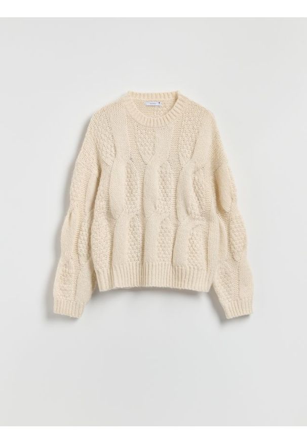 Reserved - Sweter z ozdobnym splotem - kremowy. Kolor: kremowy. Materiał: dzianina, wełna. Wzór: ze splotem