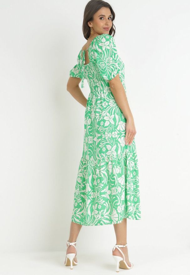 Born2be - Jasnozielona Sukienka z Kopertowym Dekoltem w Kwiaty z Wiskozy Hedina. Kolor: zielony. Materiał: wiskoza. Wzór: kwiaty. Sezon: lato. Typ sukienki: kopertowe