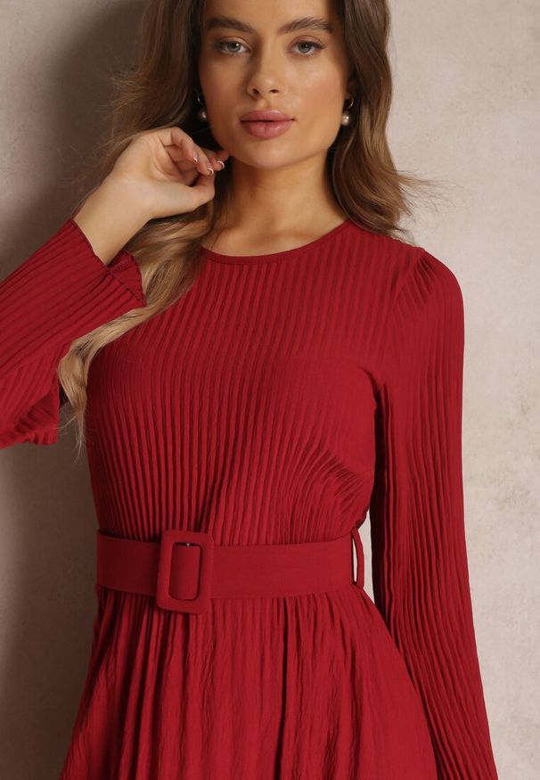 Renee - Bordowa Sukienka Plisowana z Paskiem Phile. Kolor: czerwony. Długość rękawa: długi rękaw. Styl: klasyczny. Długość: mini