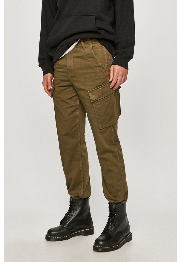 Levi's® - Levi's - Spodnie. Okazja: na spotkanie biznesowe. Kolor: zielony. Materiał: bawełna. Styl: biznesowy