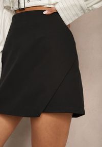 Renee - Czarne Asymetryczne Spódnico-Szorty z Wiskozą High Waist Iselora. Okazja: na co dzień. Stan: podwyższony. Kolor: czarny. Materiał: wiskoza. Styl: elegancki, casual #4