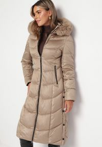 Born2be - Beżowa Pikowana Kurtka Płaszcz za Kolano z Kapturem i Futerkiem Naelora. Typ kołnierza: kaptur. Kolor: beżowy. Materiał: futro #1