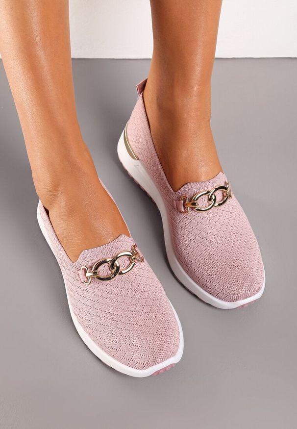 Renee - Różowe Wsuwane Półbuty w Stylu Tenisówek Ozdobione Klamrą Wiatalia. Okazja: na co dzień. Zapięcie: bez zapięcia. Kolor: różowy. Materiał: jeans. Wzór: aplikacja. Styl: casual