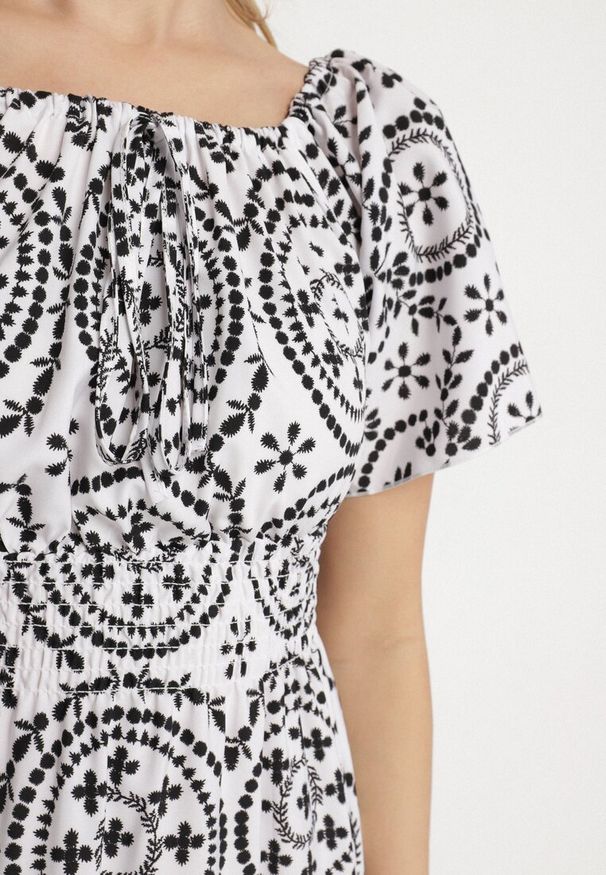 Born2be - Czarno-Biała Rozkloszowana Sukienka z Bawełną i Abstrakcyjnym Wzorem Ldivoria. Okazja: na imprezę, na spacer. Kolor: czarny. Materiał: bawełna. Styl: elegancki