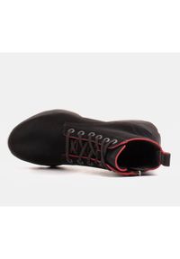Marco Shoes Sportowe botki damskie z nubuku z czerwonymi wstawkami czarne. Kolor: czarny. Materiał: nubuk. Styl: sportowy