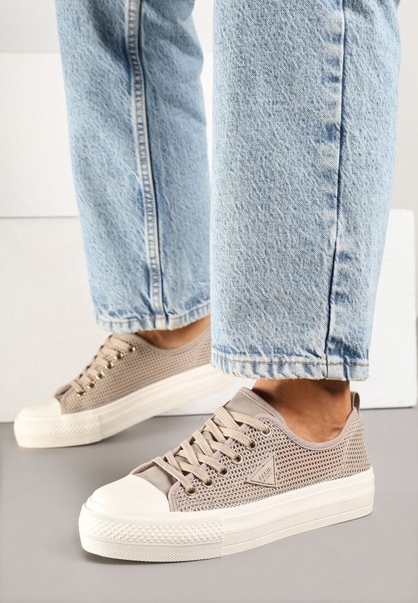 Born2be - Ciemnobeżowe Siateczkowe Trampki pod Kostkę z Geometryczną Aplikacją Ulianora. Okazja: na co dzień. Kolor: beżowy. Materiał: jeans. Wzór: geometria, aplikacja. Styl: casual