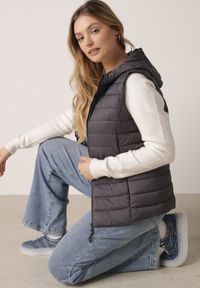 Born2be - Szara Pikowana Kamizelka Przejściowa z Kapturem Neanissa. Okazja: na co dzień. Typ kołnierza: kaptur. Kolor: szary. Materiał: jeans. Styl: casual #1