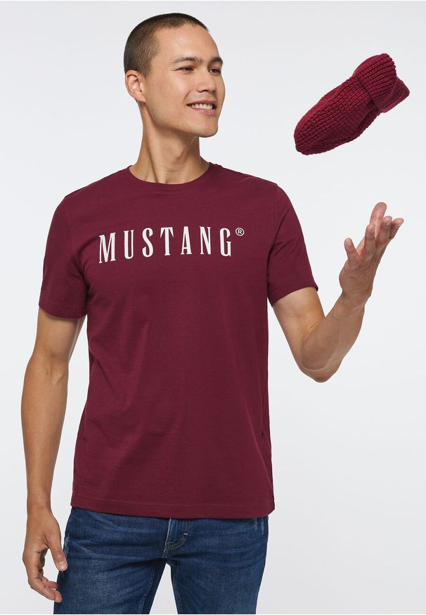 Mustang - MUSTANG STYLE ALEX C LOGO TEE MĘSKI T-SHIRT KOSZULKA NADRUK ZINFANDEL 1013221 7184. Długość rękawa: krótki rękaw. Długość: krótkie. Wzór: nadruk
