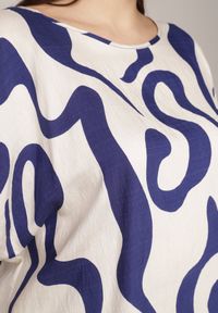 Born2be - Niebieska Wiskozowa Bluzka Oversize z Krótkim Rękawem w Abstrakcyjny Wzór Ginedina. Okazja: do pracy, na co dzień, na spotkanie biznesowe. Kolor: niebieski. Materiał: wiskoza. Długość rękawa: krótki rękaw. Długość: krótkie. Styl: elegancki, biznesowy, casual #3