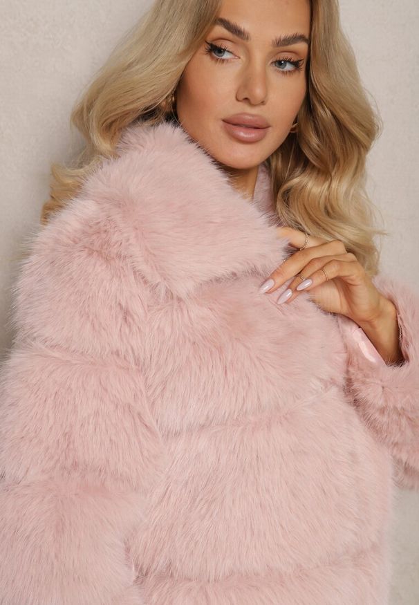 Renee - Różowa Pikowana Kurtka Futrzana z Eleganckim Kołnierzem Sinadrea. Okazja: na co dzień. Kolor: różowy. Materiał: futro. Sezon: zima. Styl: elegancki
