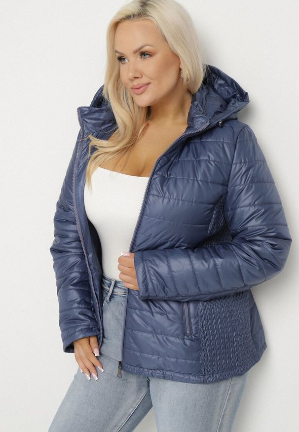 Born2be - Granatowa Pikowana Kurtka z Opinanym Kapturem i Wstawkami z Gumek Terilinde. Okazja: na spacer. Kolekcja: plus size. Kolor: niebieski. Materiał: jeans