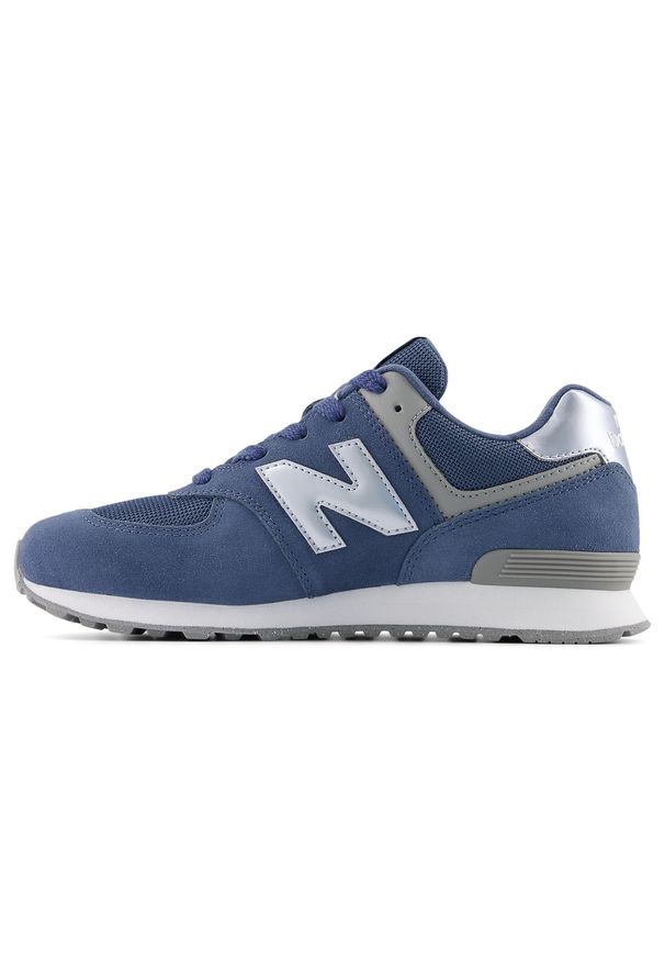 Buty dziecięce New Balance G5749QK – niebieskie. Okazja: na co dzień, na uczelnię. Kolor: niebieski. Materiał: syntetyk, materiał, zamsz. Szerokość cholewki: normalna. Model: New Balance 574. Sport: turystyka piesza