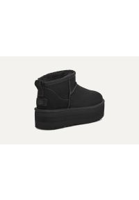 Ugg - Buty zimowe damskie czarne UGG W CLASSIC ULTRA MINI PLATFORM. Okazja: na co dzień. Kolor: czarny. Materiał: lyocell, poliester, skóra, materiał, zamsz, wełna. Szerokość cholewki: normalna. Wzór: aplikacja. Sezon: zima. Obcas: na platformie. Styl: klasyczny, casual #3