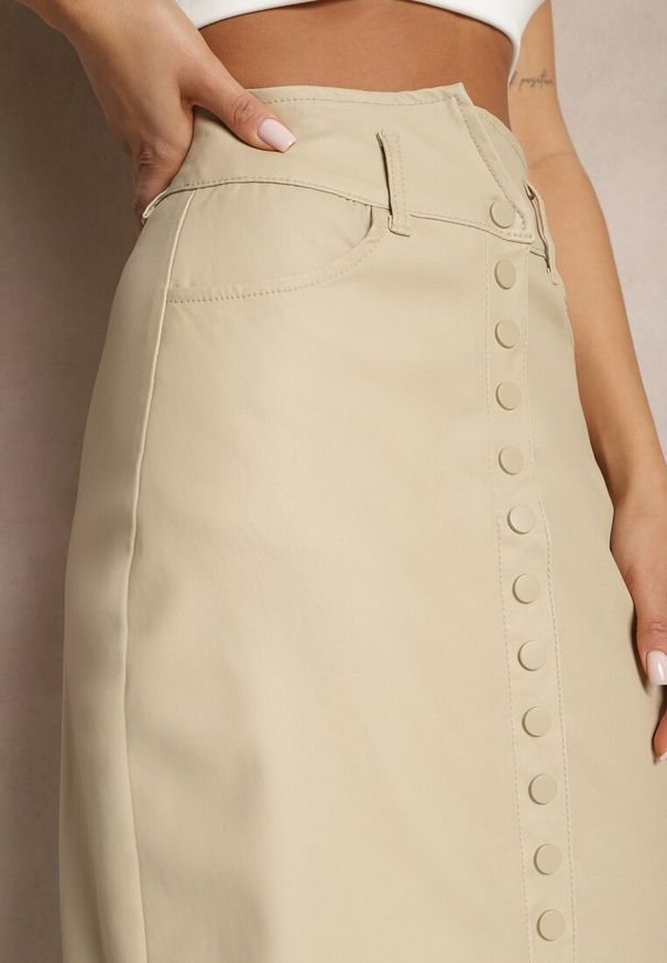 Renee - Jasnobeżowa Spódnica z Ekoskóry High Waist z Rozcięciem i Napami z Przodu Asttia. Okazja: na co dzień. Stan: podwyższony. Kolor: beżowy. Materiał: bawełna. Sezon: zima, jesień. Styl: casual