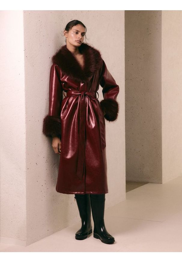 Reserved - Płaszcz z imitacji skóry - burgundowy. Kolor: czerwony. Materiał: skóra