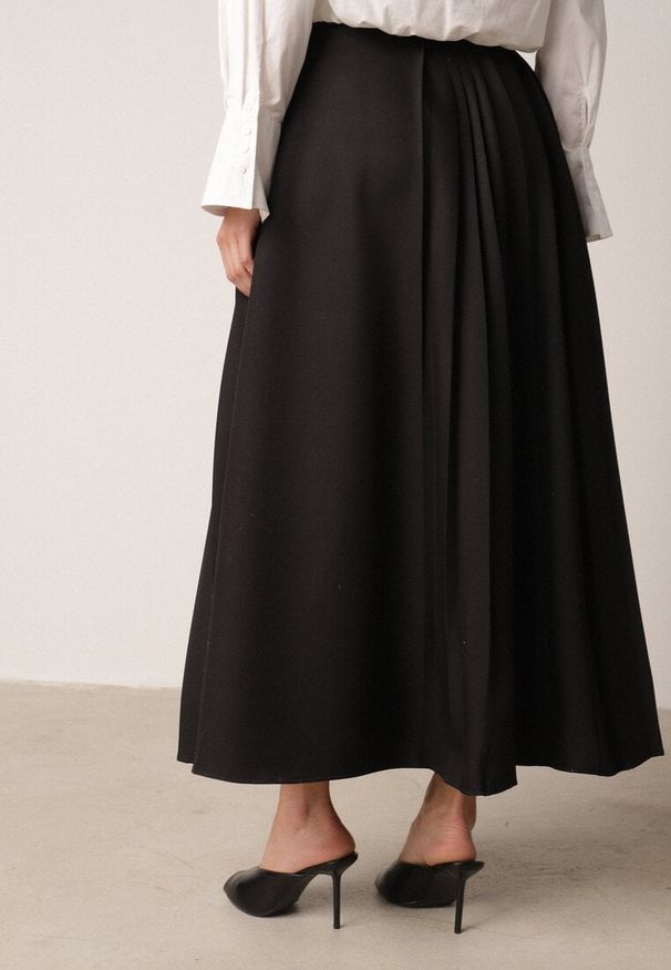 Born2be - Czarna Wiskozowa Spódnica o Rozkloszowanym Kroju z Paskiem z Klamrą Lawedisa. Okazja: do pracy, na co dzień. Kolor: czarny. Materiał: wiskoza. Styl: casual