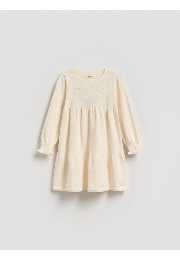 Reserved - Dzianinowa sukienka z haftem - kremowy. Kolor: kremowy. Materiał: dzianina. Wzór: haft
