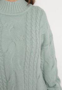 Born2be - Jasnozielony Luźny Sweter w Warkoczykowy Splot Sentlia. Kolor: zielony. Wzór: ze splotem. Sezon: jesień, zima #3
