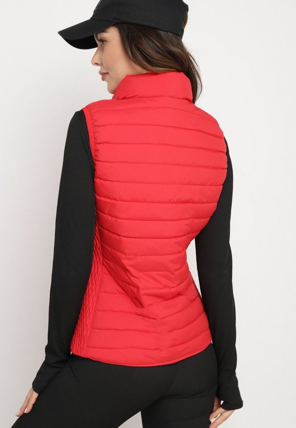 Born2be - Czerwona Pikowana Kamizelka ze Stójką i Zasuwanymi Kieszeniami Lorenith. Typ kołnierza: kołnierzyk stójkowy. Kolor: czerwony. Materiał: jeans. Styl: elegancki