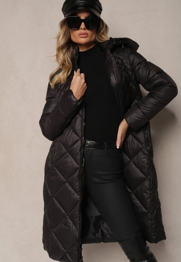 Renee - Czarna Kurtka Pikowana o Długim Kroju z Kapturem Erivana. Okazja: na co dzień. Typ kołnierza: kaptur. Kolor: czarny. Materiał: jeans. Długość: długie. Styl: casual, elegancki