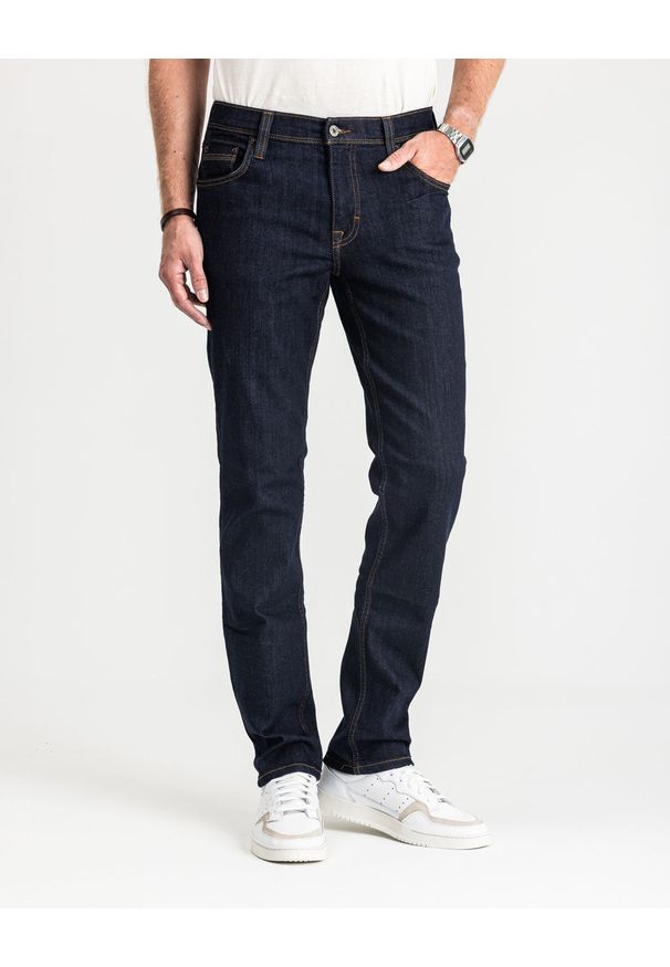 Męskie Spodnie Jeansowe Mustang Washington Straight Denim Blue 1015351 5000 940, W32 L32. Okazja: na co dzień. Długość: długie. Styl: klasyczny, casual