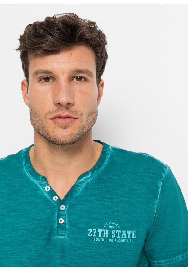bonprix - Shirt z dekoltem henley i efektem wytarcia, krótki rękaw. Typ kołnierza: typu henley. Kolor: niebieski. Długość rękawa: krótki rękaw. Długość: krótkie. Wzór: nadruk