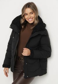 Born2be - Czarna Pikowana Kurtka z Kapturem i Kołnierzem z Futerkiem Typu Baranek Olandia. Okazja: na co dzień, na spacer. Typ kołnierza: kaptur. Kolor: czarny. Materiał: futro. Styl: casual, sportowy #6