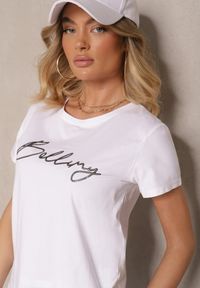 Renee - Biały T-shirt z Bawełny z Napisem Zelreti. Okazja: na co dzień, na spacer. Kolor: biały. Materiał: bawełna. Wzór: napisy. Styl: klasyczny, casual, elegancki