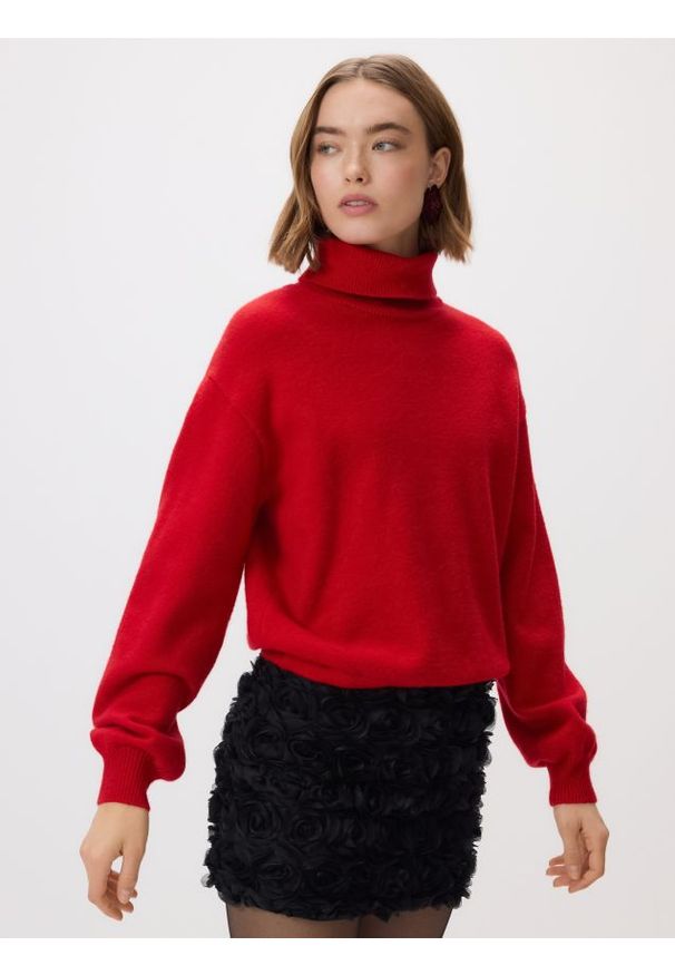 Reserved - Sweter z golfem - czerwony. Typ kołnierza: golf. Kolor: czerwony. Materiał: dzianina, wełna