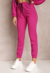 Renee - Różowe Spodnie Dresowe z Tłoczeniem Alase. Kolor: fioletowy. Materiał: dresówka